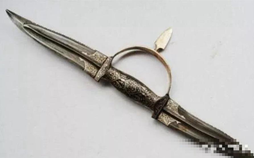 两头都有刃的武器