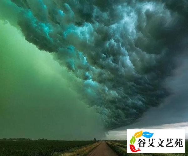 郑州出现罕见的绿色天空,20天前美国刚出现过,难道预言成真了?