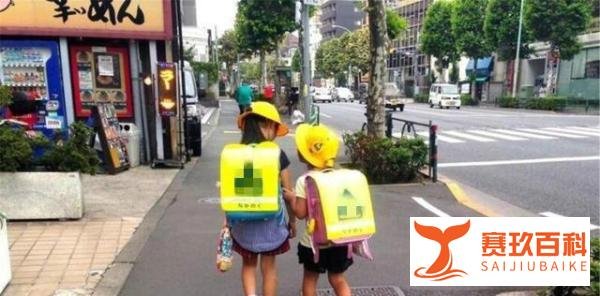 宝宝幼儿园门口边哭边鞠躬，路人都心碎了，孩子入园焦虑怎么办？