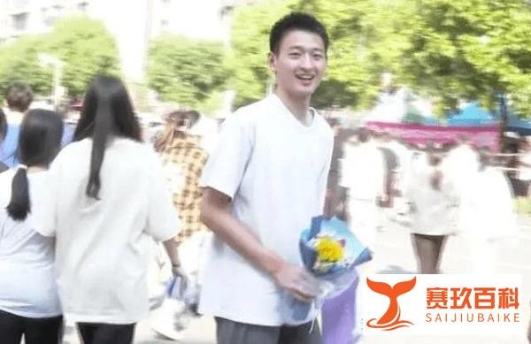 敬礼娃娃已收到北大与人大邀请，儿子考675分父亲弹射冲下楼，控制不住的喜悦