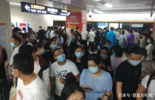郑州地铁五号线在车厢里为大家加油鼓劲的女子去世了，究竟发生了什么？