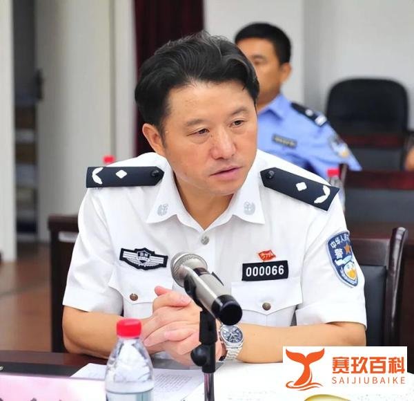 公安局长20天内被两度免职,与副局长狼狈为奸,为涉黄涉毒酒吧站
