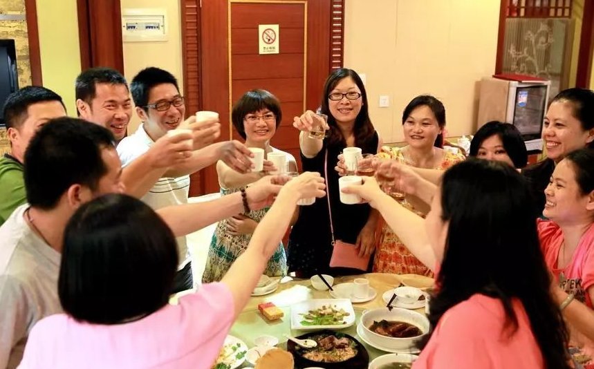 同学聚会,10个人有8个是经理老板,饭后买单时怎么办?