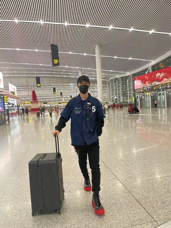 黄晓明晒与家人合照,自曝在家陪妈妈过年,他们一家人的关系如何?