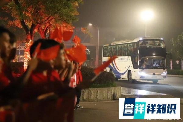 国足抵达苏州驻地酒店开始集中隔离：祖国，我们回来了！