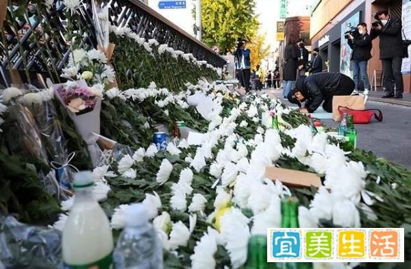女孩在梨泰院跪地哭喊男朋友不在了 这是咋情况?