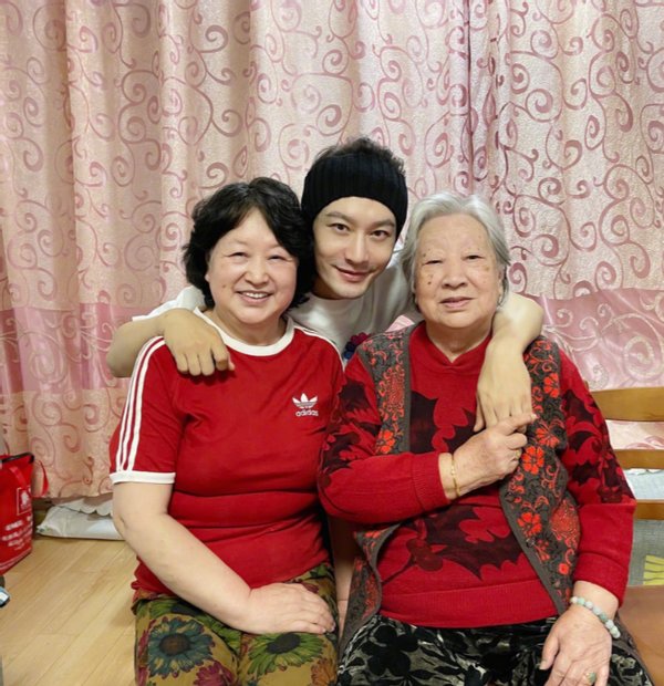 黄晓明晒与家人合照,自曝在家陪妈妈过年,他们一家人的关系如何?