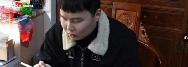 00后小伙做寿衣店守夜人 最难熬的是孤独