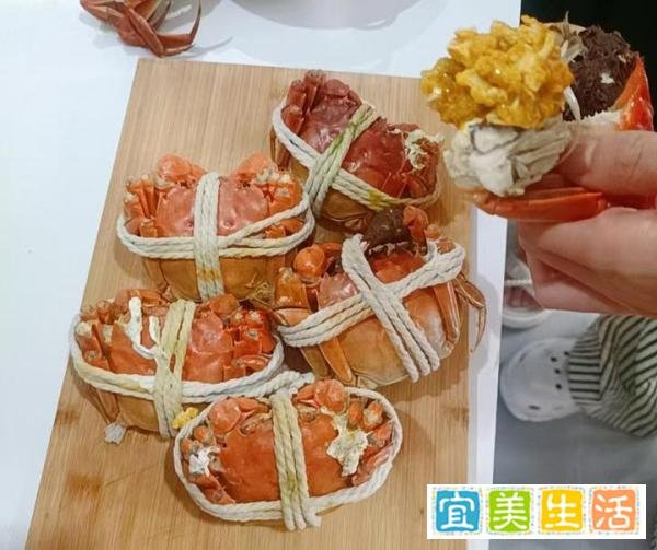 蒸螃蟹,直接上锅是大忌,难怪掉腿流黄,掌握2个小技巧,鲜得很