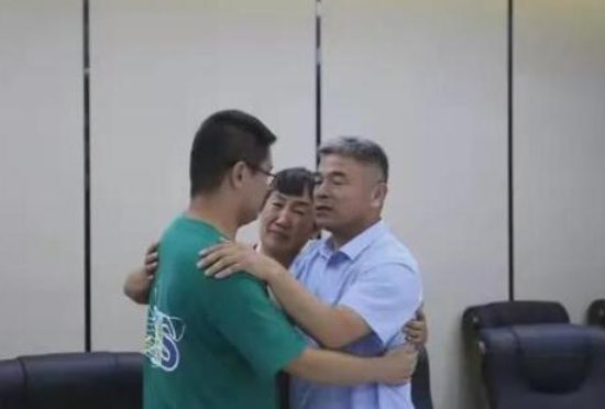 郭刚堂儿子养父母家庭条件
