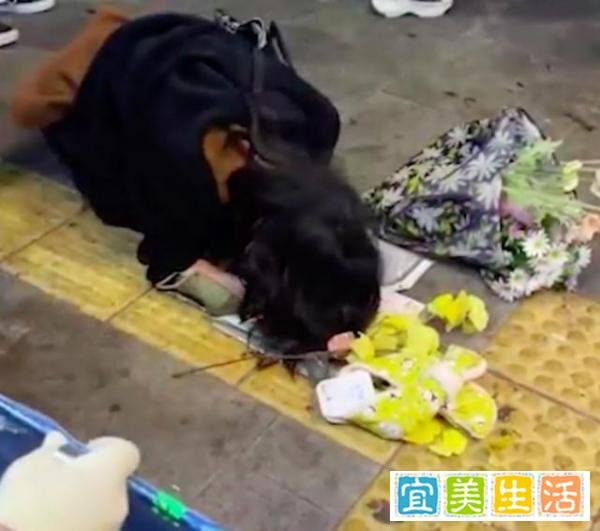 女孩在梨泰院跪地哭喊男朋友不在了 这是咋情况？