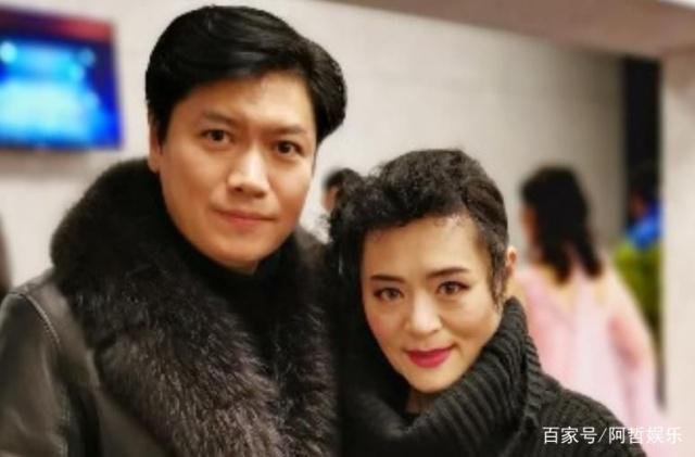 曾比毛阿敏还红,上节目让周立波痛哭,为爱断送前途,金伟玲如今怎样了?