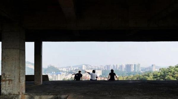 6个广东青年睡遍烂尾楼：既然有房没人住，那就我们去睡