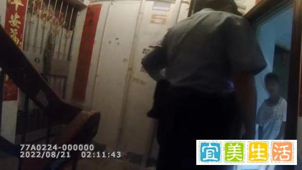 “去派出所睡觉多少钱？”8岁男孩半夜醒来发现父母不见，拨打110如此发问