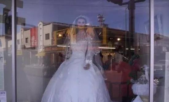 神秘鬼娃新娘:揭墨西哥婚纱店的干尸模特
