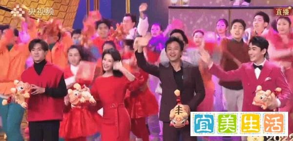 TFBOYS在央视春晚同台：王俊凯和王源同框，易烊千玺和刘涛站一起