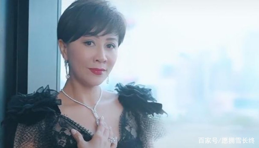富婆刘嘉玲太土豪,一件外套高达200万 ,是否太浪费?