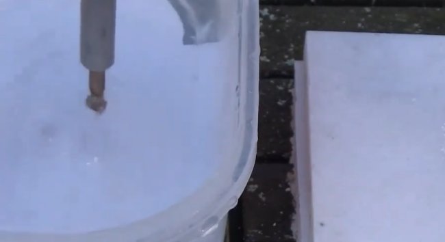 用什么工具在全瓷地砖上打孔