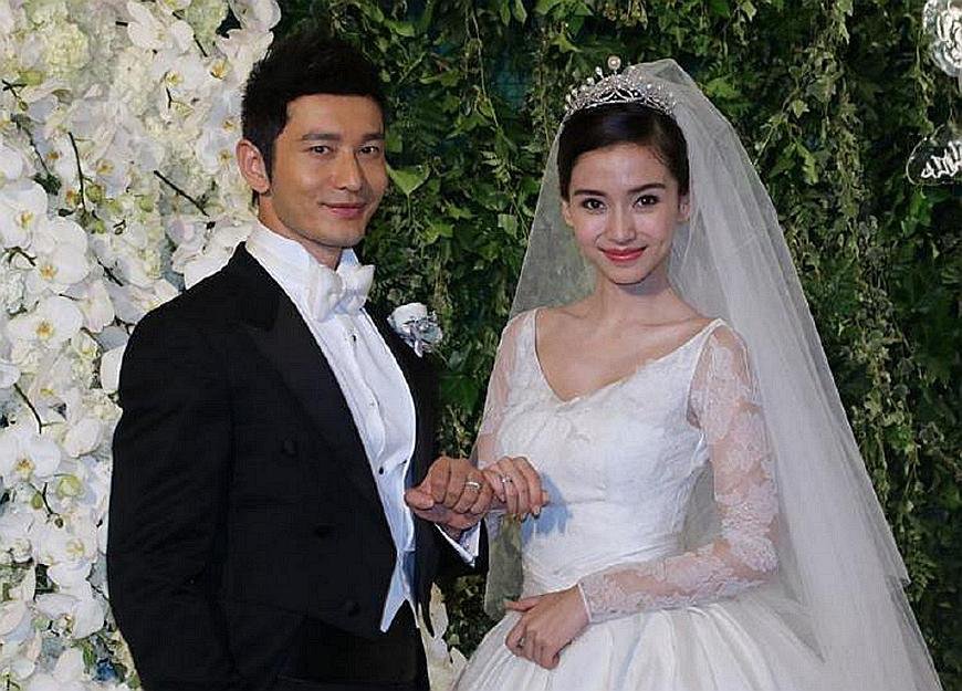 黄晓明晒与家人合照,自曝在家陪妈妈过年,他们一家人的关系如何?