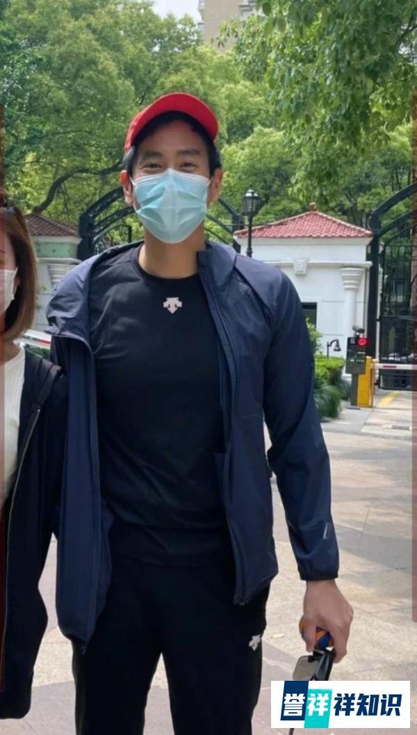 彭于晏离开上海引发热议，疑似连夜买票乘坐飞机，机场照片被曝光