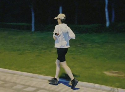 周迅《不完美受害人》新路透曝光，一头利落短发随风轻扬，她的造型如何？