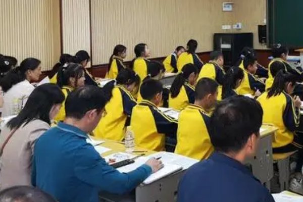 神气十足意思