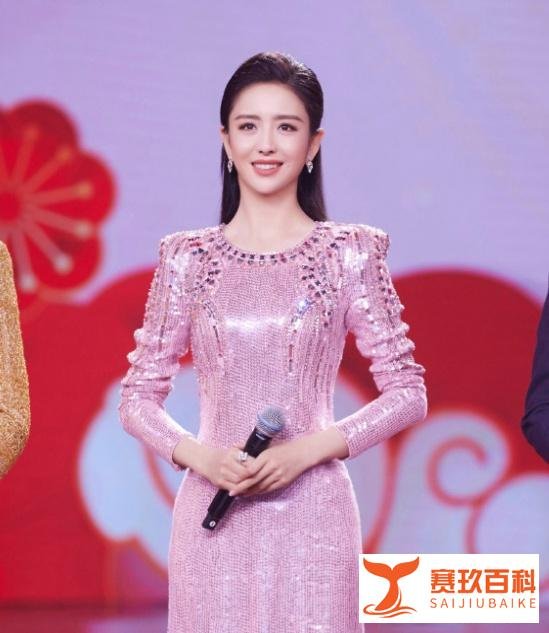 佟丽娅戴30万手镯春晚开场,头发上挂钻石,一张小脸只有巴掌大