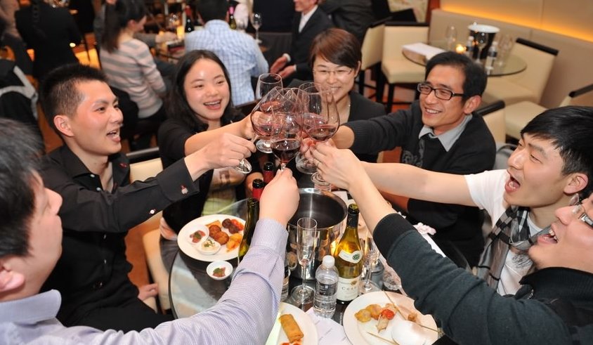 同学聚会，10个人有8个是经理老板，饭后买单时怎么办？