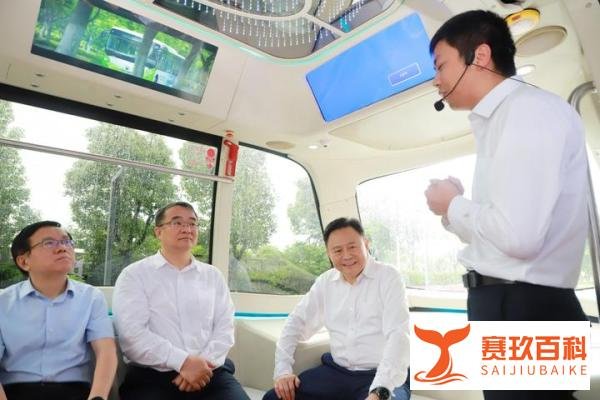 全国总工会党组书记徐留平来苏调研 观摩体验苏州金龙无人驾驶巴士