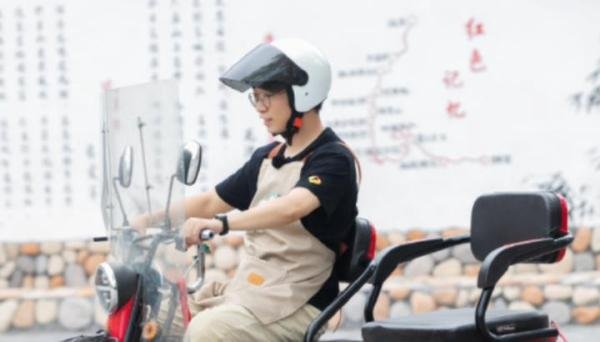 杨迪在微博晒三轮车驾照