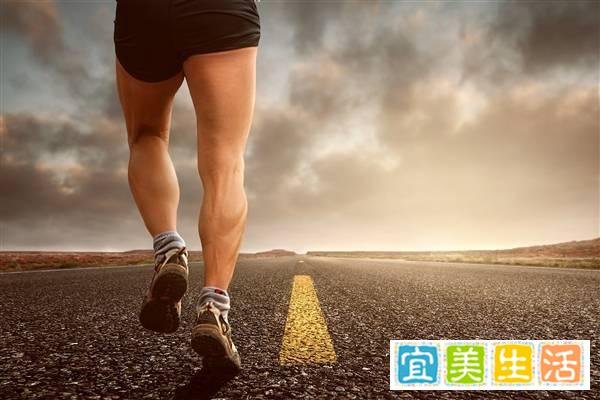 学生逆袭被录取老师狂奔报喜，女游客爬华山云梯踩空 跌落后被人接住
