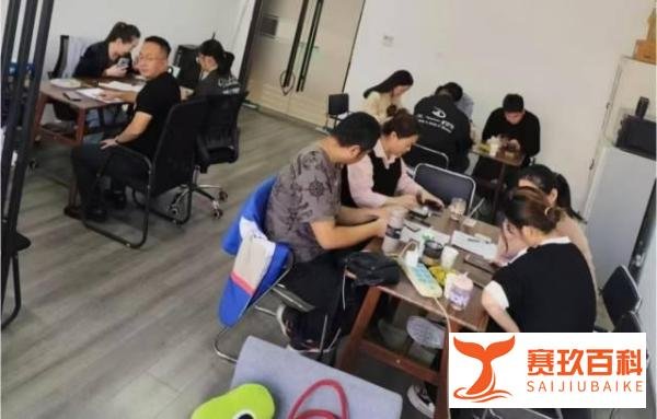 人到中年出路在哪?这5个适合45至55岁创业项目,不看学历不拼背景,小投资也能做成大事业!