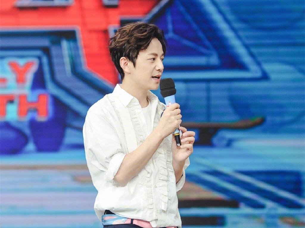 何炅收礼事件发酵至今,圈内有哪些好友为其发言辩护?