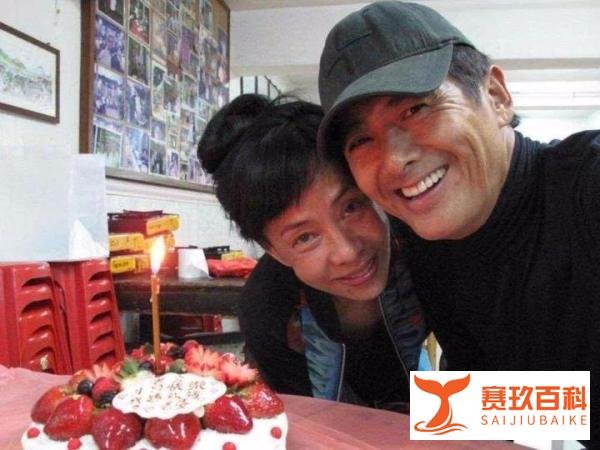 模范夫妻无疑！周润发与妻子的相处模式，温馨又幸福羡煞旁人！