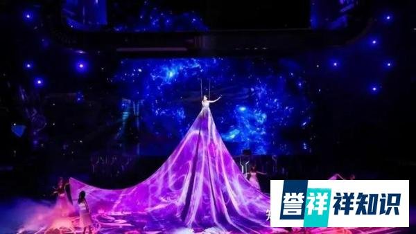 杨丽萍凤凰造型如涅槃重生,3D Mapping投影为舞台增色添彩