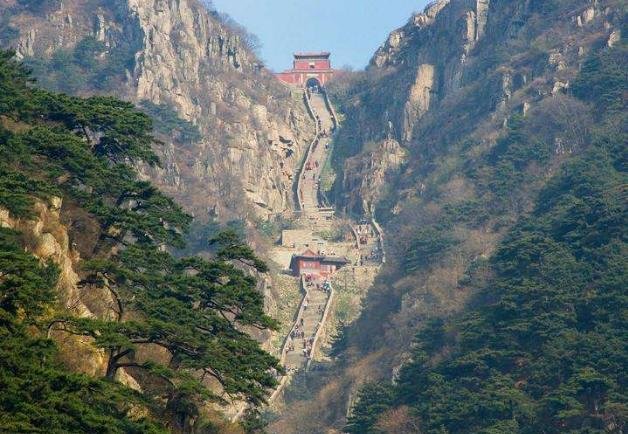 泰山轿夫从南天门抬到山顶,往返一趟1200
