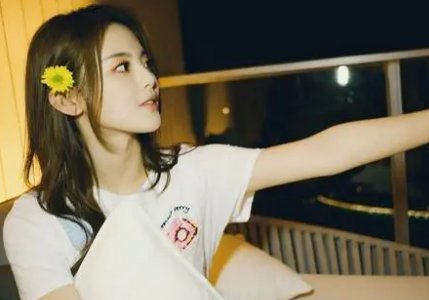 杨超越回应抽烟谣言,如何评价她的演技?
