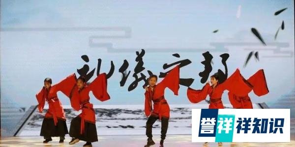 太嚣张！一名外籍男子向女孩泼剩饭，网友：必须严惩