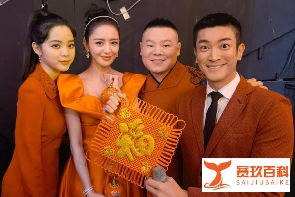 佟丽娅戴30万手镯春晚开场,头发上挂钻石,一张小脸只有巴掌大