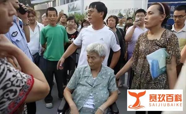“首例碰瓷成功”，天津一男子好心将老人扶起，却被家属告上法庭，被判赔偿11万