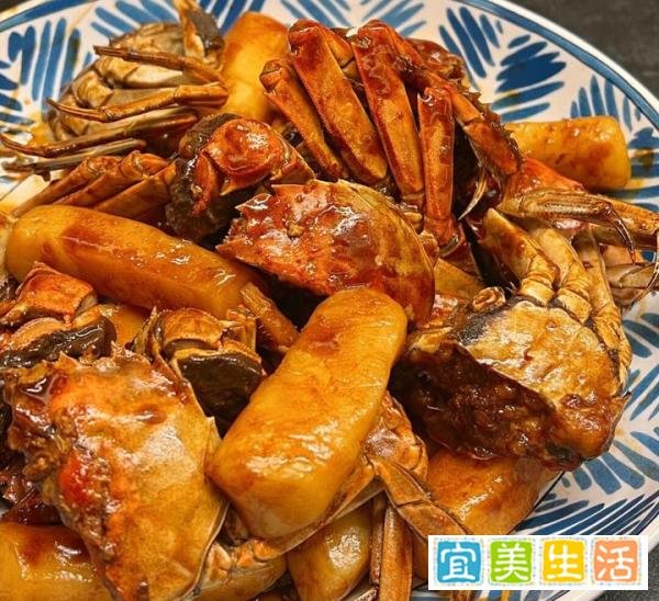 蒸螃蟹,直接上锅是大忌,难怪掉腿流黄,掌握2个小技巧,鲜得很