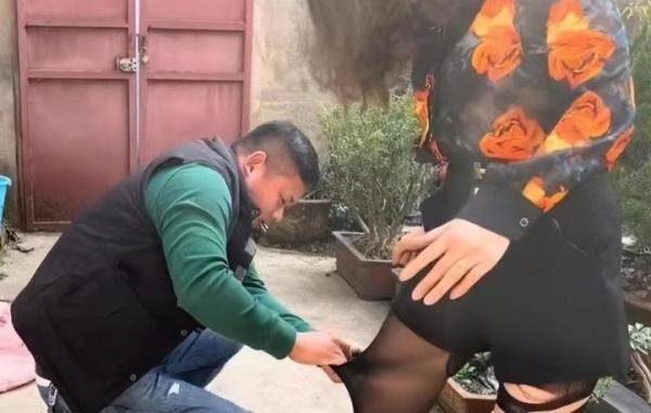 当年李女士家中现金一分不少，可衣架上的8条内裤不见了！