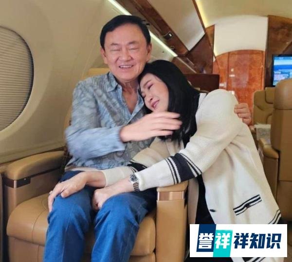 前泰国总理英拉与其哥哥他信在机场含泪分别，英拉暂无回泰打算