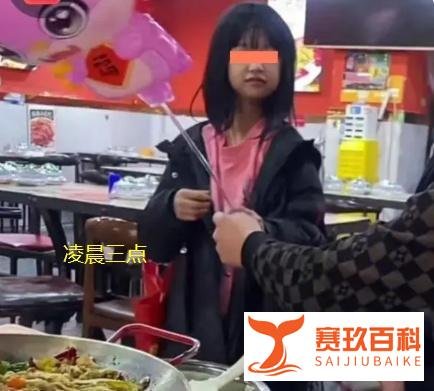 四川小女孩凌晨3点夜市卖气球,知情人:妈妈怀3胎,回去早了挨打