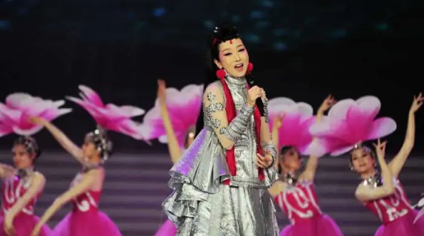 《蒙面唱将》磕着瓜子的猫是谁？