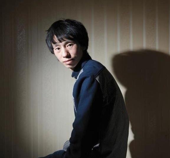 网传歌手庞麦郎已出院，精神状况很不好，经纪人称随时可以复出