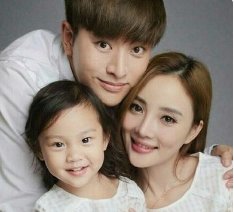 李小璐陪甜馨海边游玩,前夫贾乃亮疑同行,他们复合了吗?