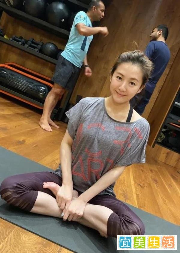 曾当街激咀剥裙！35岁女歌手做小彡毁人夫27年婚姻，如今父女恋玩完！