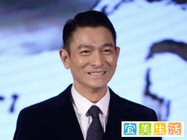 刘德华妻女游迪士尼，56岁朱丽倩头发花白，10岁女儿五官超像爸爸