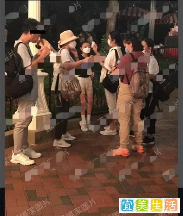 刘德华妻女游迪士尼，56岁朱丽倩头发花白，10岁女儿五官超像爸爸